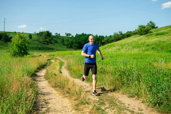 Hombre corredor corriendo en el camino rural —  Fotos de Stock
