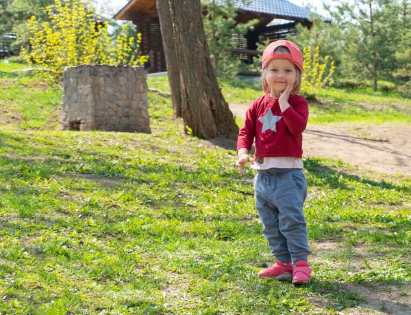 Muito bonito menina criança em boné vermelho — Fotografia de Stock