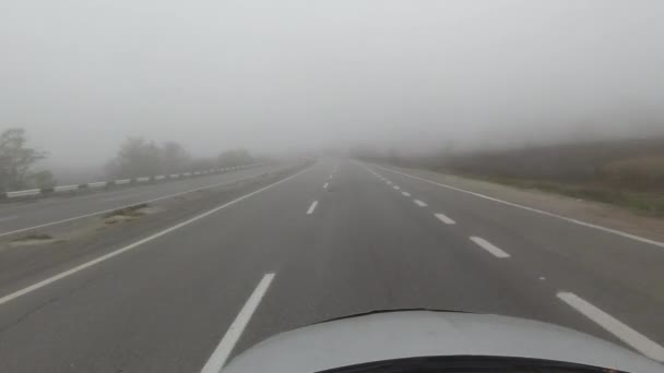 Pov jízdy na mlhavé silnici na podzim — Stock video