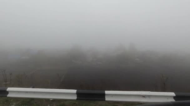 Pov vista de conducción en la niebla en el lado del pueblo — Vídeos de Stock