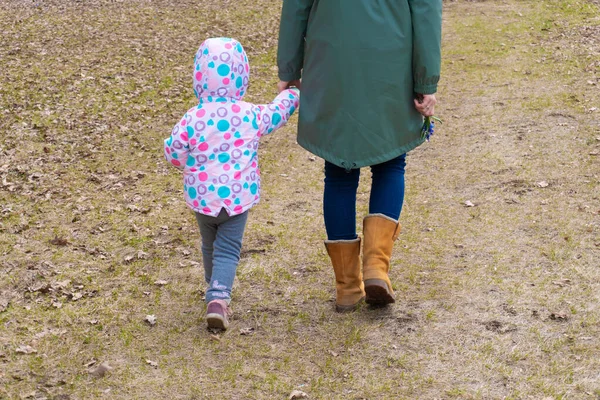 Мать с маленькой дочкой гуляют в парке — стоковое фото