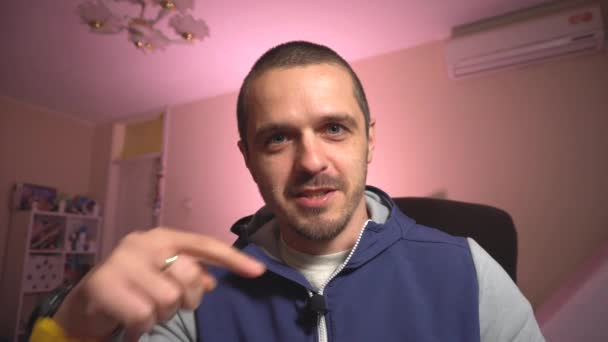 Volwassen man blogger praten over iets in camera voor zijn publiek — Stockvideo
