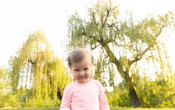 Vtipný naštvaný tvář malé roztomilé dívka dívá do kamery — Stock fotografie