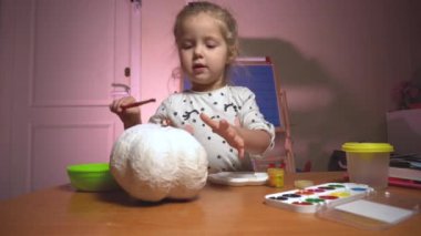 Küçük kız eğlence için bir şeyler hazırlıyor.