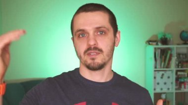 Adam danışman ya da blogcu kamerayla konuşuyor