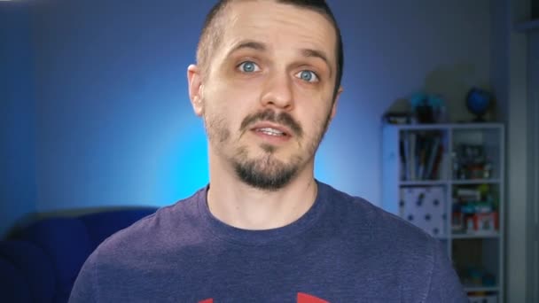 Influencer nebo blogger říká něco, co hledá na kameru — Stock video