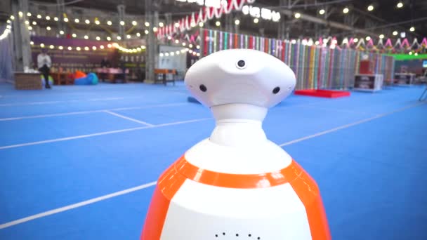 Vtipný moderní robot s jedním okem zkoumá — Stock video
