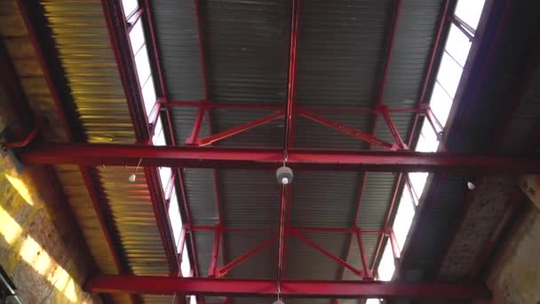 Bewegende camera kijkend op plafond van industrieel gebouw — Stockvideo