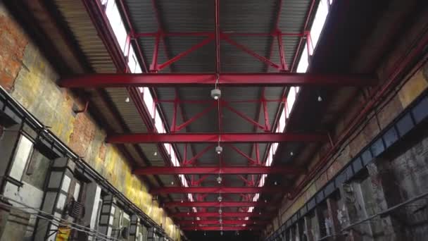 Caminando a través de fábrica industrial vieja y cerrada — Vídeo de stock