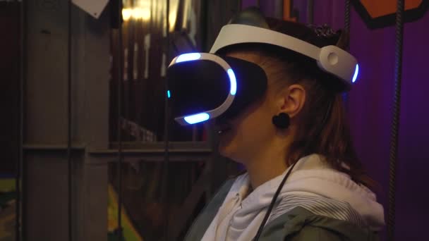 Mulher adulta jogando em jogos no capacete VR — Vídeo de Stock