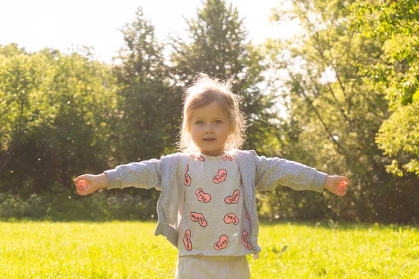 Ragazzina godere di estate giornata di sole nel parco — Foto Stock