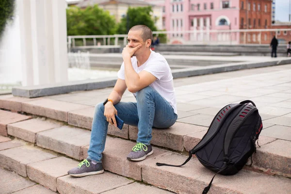 Mann denkt über etwas nach und sitzt auf Treppe — Stockfoto