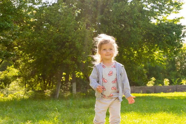 Adorabile bambina che si diverte nella giornata di sole — Foto Stock