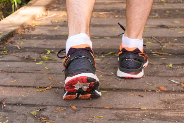 Vista na parte de trás de tênis de homem que se prepara para correr — Fotografia de Stock