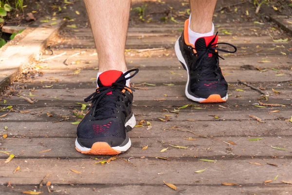 Vista de cerca de las zapatillas de deporte del hombre corredor —  Fotos de Stock