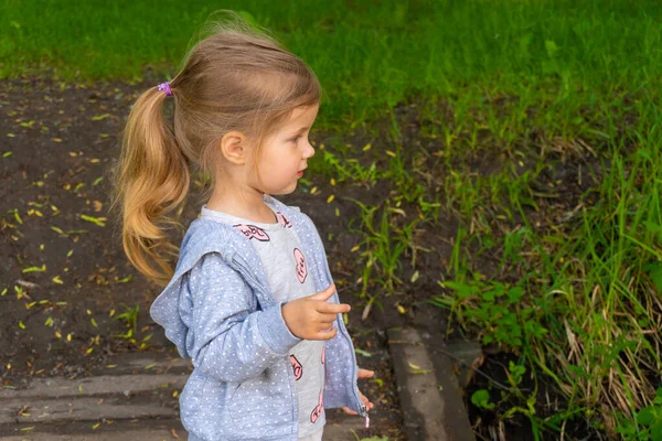 Dívka dítě stojící venku v parku — Stock fotografie