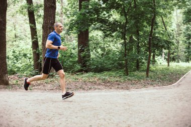 Ormanda ya da şehir parkında insan eğitimi ve koşuşturma