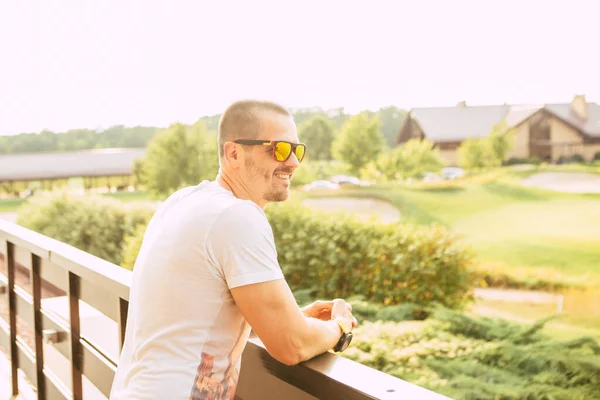 Homme debout en plein air et regardant le paysage rural — Photo