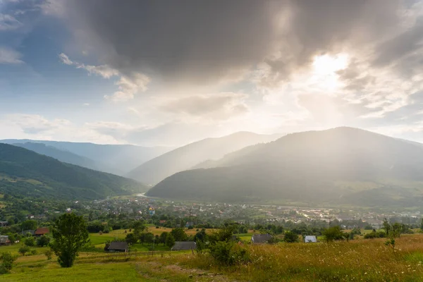 Bellezza valle con villaggio e montagne intorno — Foto Stock