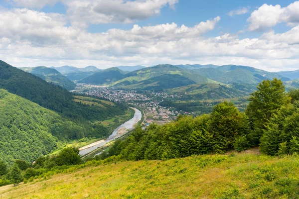 Vista montagna sulla valle con villaggio tra le montagne — Foto Stock