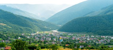 Dağlar arasında küçük bir köy olan vadide panoramik manzara