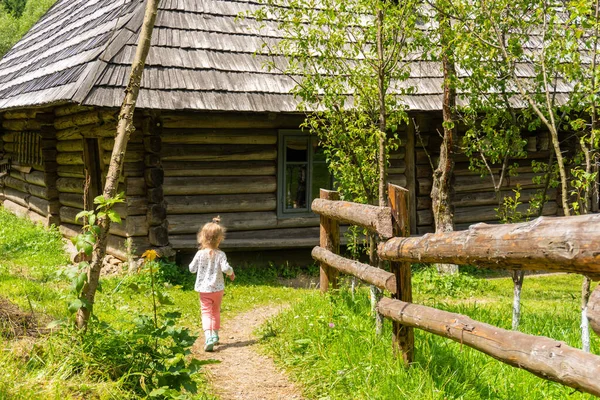 Kind meisje loopt op het platteland weg naar huis — Stockfoto