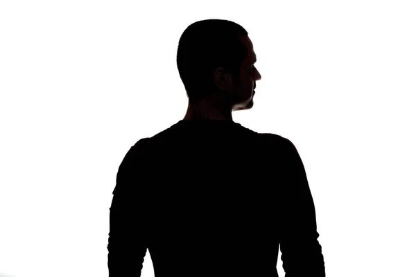 Silhouette eines erwachsenen Mannes, der im Studio vor der Kamera steht — Stockfoto