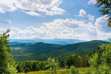 Dağlara, manzaraya ve bulutlu gökyüzüne bak