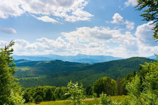 Dağlara, manzaraya ve bulutlu gökyüzüne bak