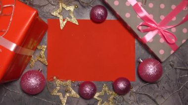 Noel süslemeleri ve boş kağıtlar üzerine üstten görünüm