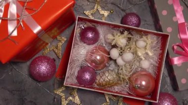 Noel oyuncakları ve hediye kutularıyla dolu bir kutu. Üst görünüm