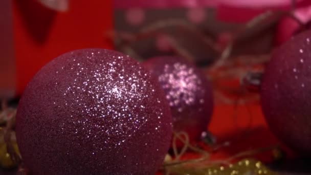 Červené vánoční ozdoby a hračky s blikající girland — Stock video