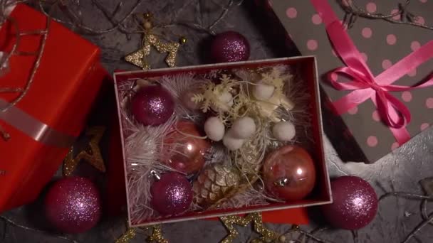 Вид сверху на открытую коробку с рождественскими игрушками — стоковое видео