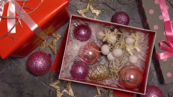 Noel oyuncakları ve hediye kutularıyla dolu bir kutu. Üst görünüm — Stok video