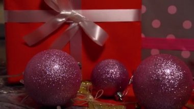 Noel ağacı oyuncakları ve dekorasyonuyla soldan sağa kayıyor