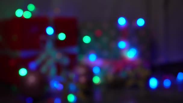 Zoom em luzes de piscamento de Natal embaçadas guirlanda — Vídeo de Stock
