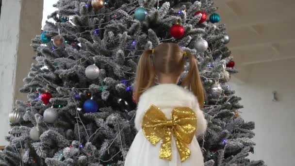 Little girl decorate Christmas tree and preparing to New Year — Stock Video