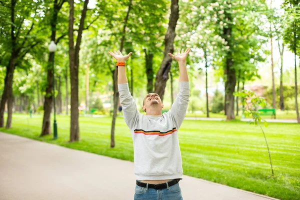 Uomo adulto che tiene qualcosa per due mani — Foto Stock