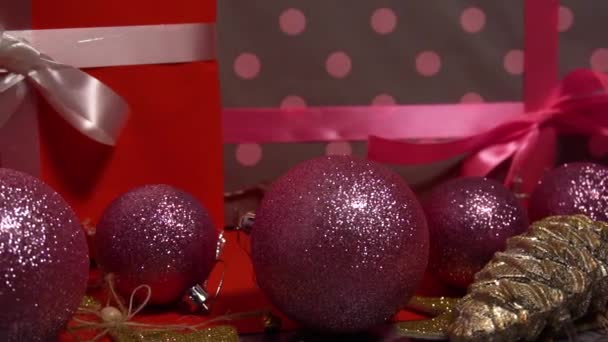 Kerst speelgoed en vakantie geschenkdozen met rode decoraties — Stockvideo