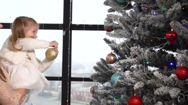 Maman et fille décorer arbre de Noël à la maison — Video