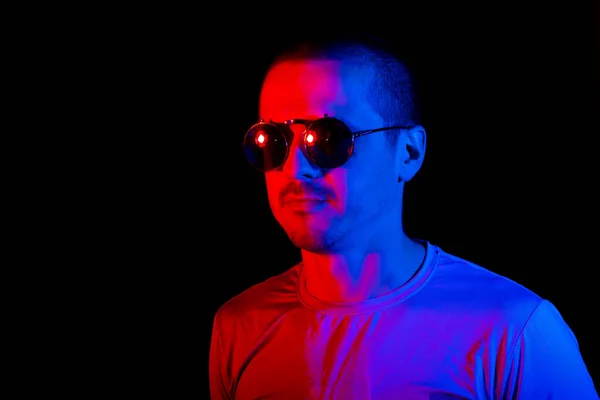 Retrato de homem com óculos de sol com luzes de cor vermelha e azul — Fotografia de Stock