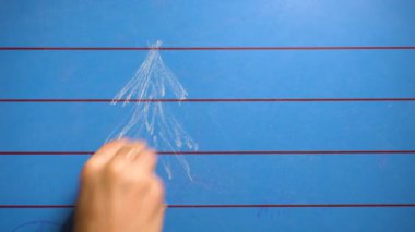 Adam hızlı çizer Noel ağacı, hediye eder ve yazar 2020