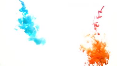 Pürüzsüz mavi ve kırmızı akrilik mürekkep sıçrıyor