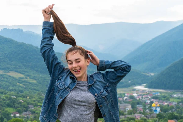 Drôle adolescent fille avoir amusant avec montagnes derrière elle — Photo