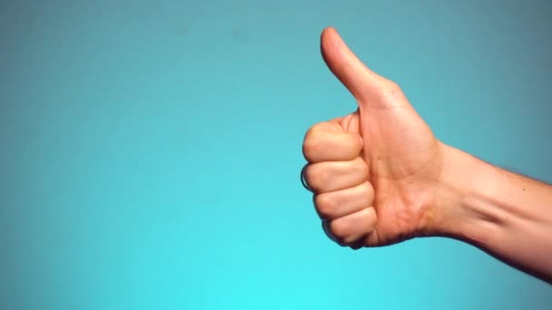 Un geste très bien. Main de l'homme avec le pouce levé 