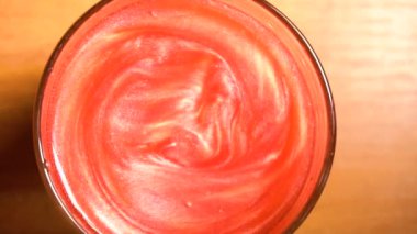 Sihirli parlak ve parıldayan portakal suyu bardakta