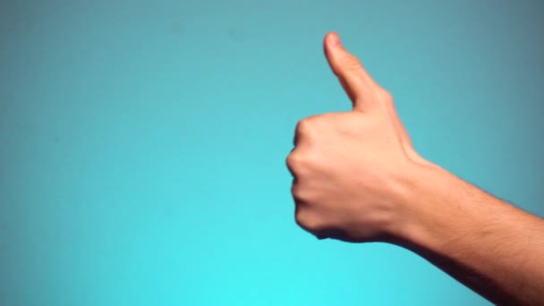 geste pouces levés ou tout est GRAND 