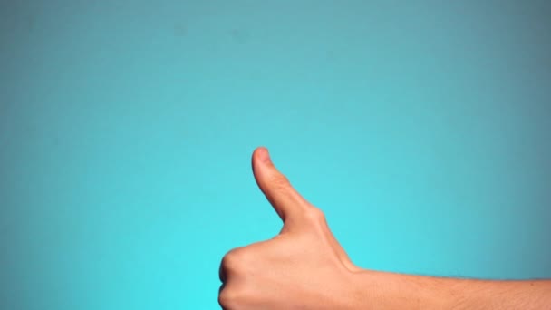 Pouce vers le haut geste BON fond bleu 