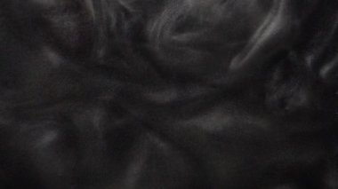 Suyun altında parıldayan ve parlayan sihirli siyah