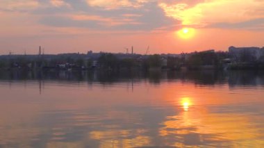 Şehir parkındaki nehrin panoramik manzarası
